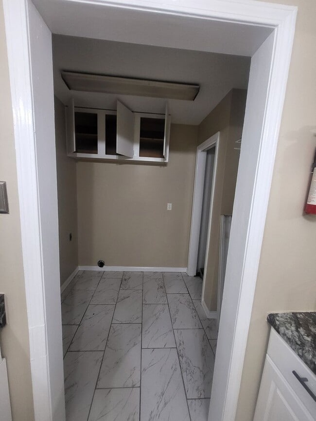 Building Photo - Spacious 4 bedroom 2 bath home for lease