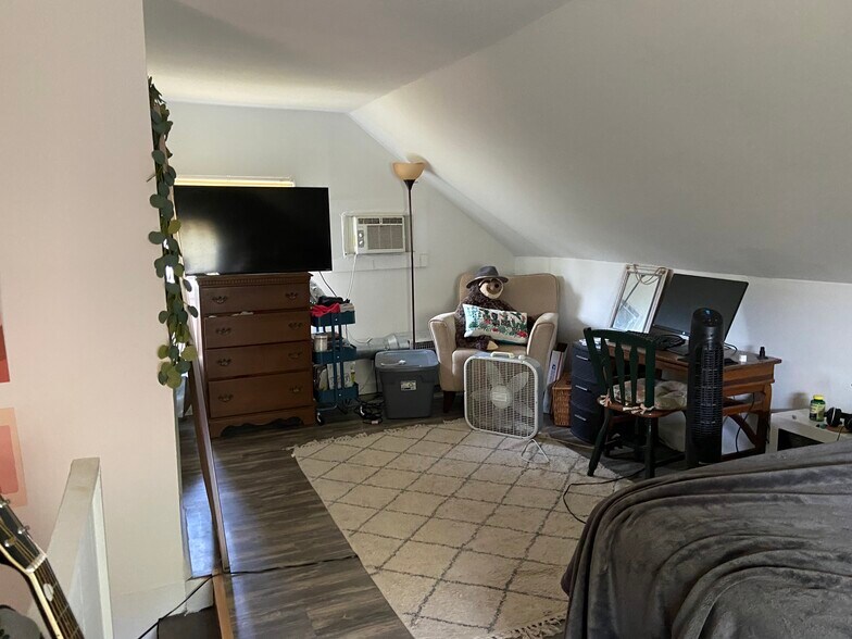 Building Photo - 146 E State St