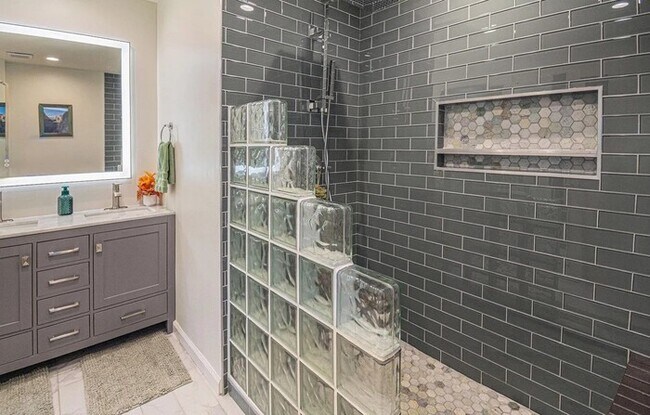 Building Photo - Historic building 2bedr 2bath Gorgeous home