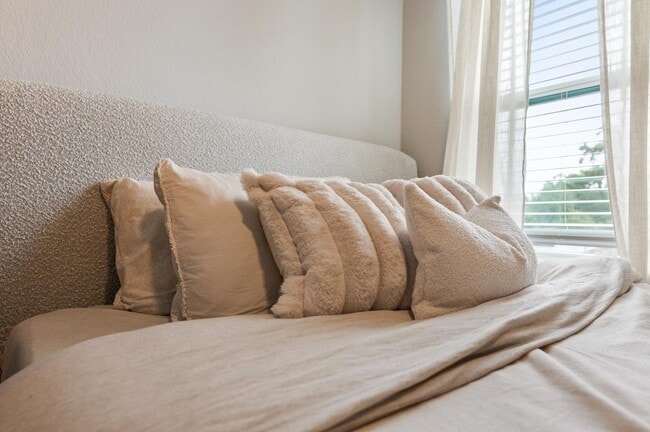 Building Photo - 6904 Covington Dr