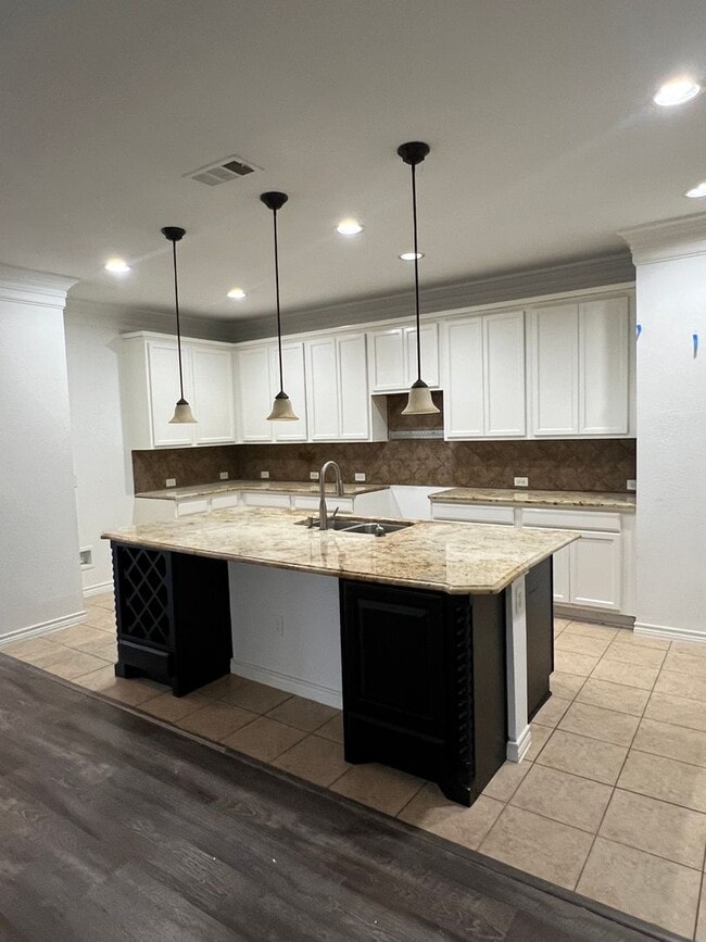 Building Photo - Newly Updated Expansive 5 Bedroom 3.5 Bath...
