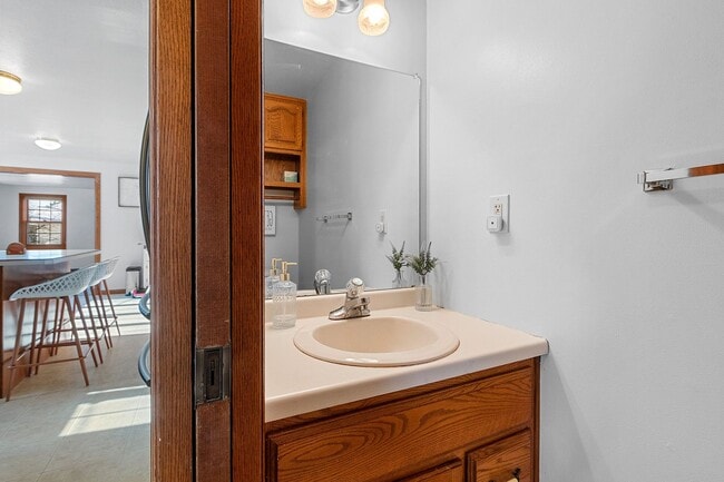 Building Photo - 5 BEDROOM 4.5 BATH PRIVATE BACKYARD