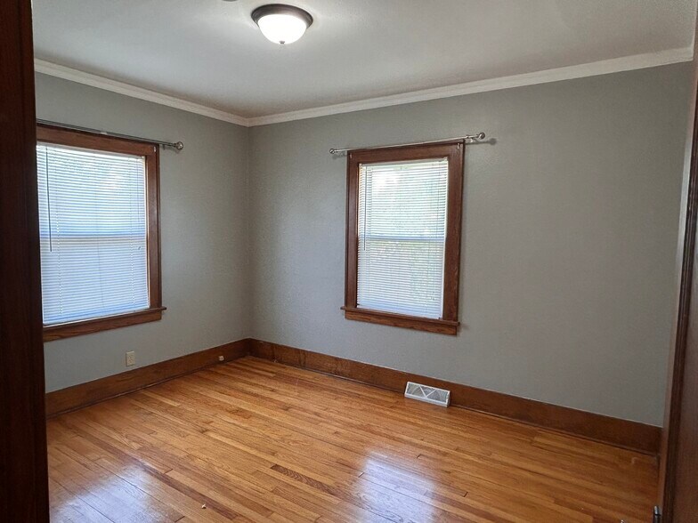 Building Photo - 416 E 29th Pl