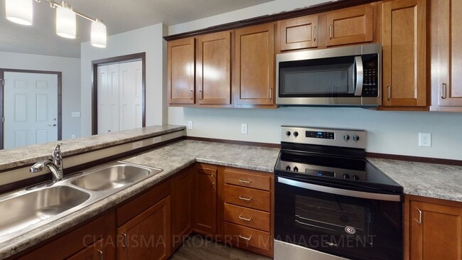 Building Photo - TOWN HOME WITH INDIVIDUAL ENTRANCE, WALK O...