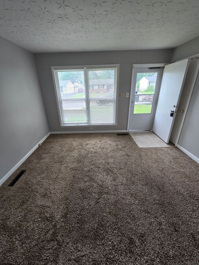 Building Photo - 3 BEDROOM SINGLE FAMILY