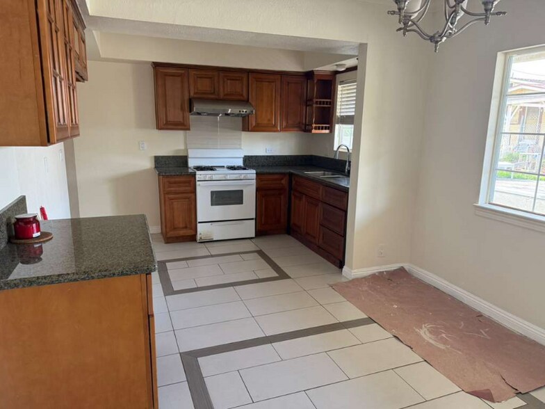 Building Photo - 224 Gladys Ave