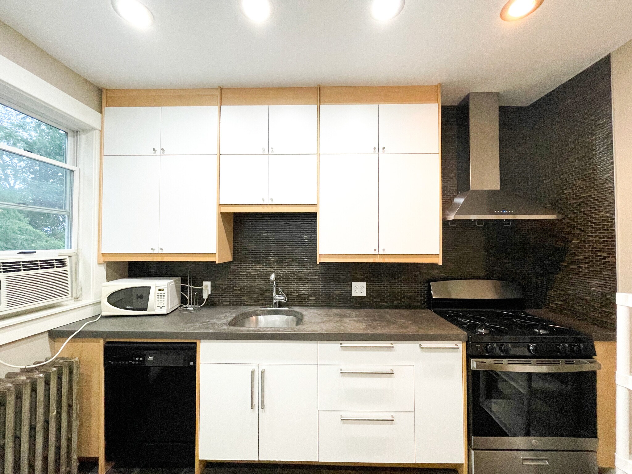 Building Photo - 1041 Mirror St