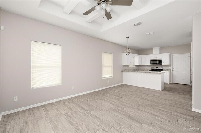 Building Photo - 304 S Retama Ln