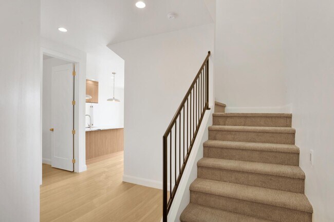 Building Photo - 990 Manen St