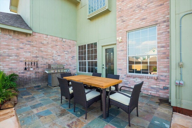 Building Photo - 7402 Brookhaven Dr