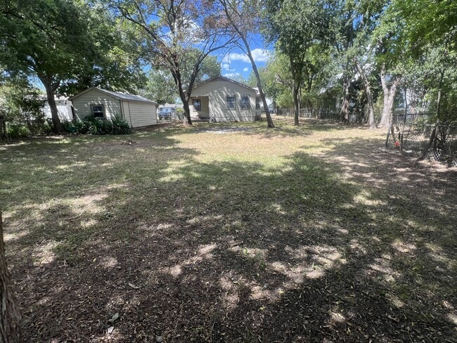 Building Photo - 920 E Walnut St