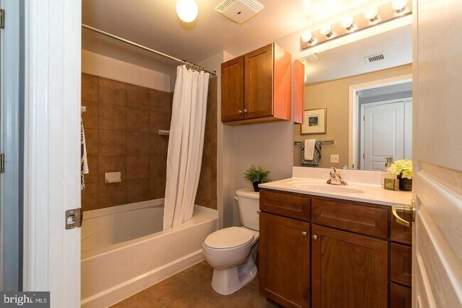 Building Photo - 616 E Street NW Unit 246