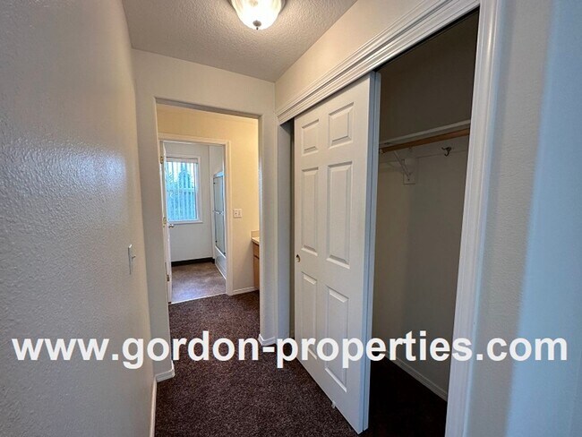 Building Photo - SE 73rd Ave - 3 bedroom townhouse in Mt Sc...