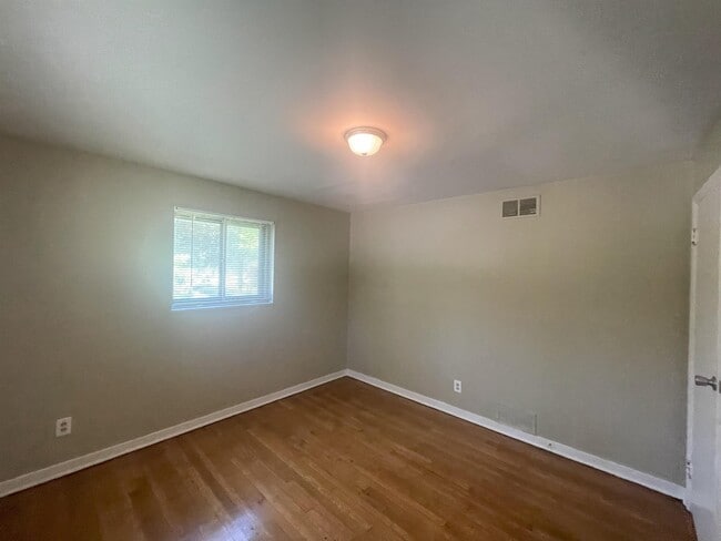 Building Photo - 5162 Edenshire Ave