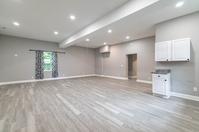 Building Photo - 2208 Sanderson Rd