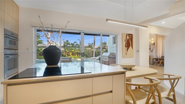 Building Photo - 1201 NE 85th St