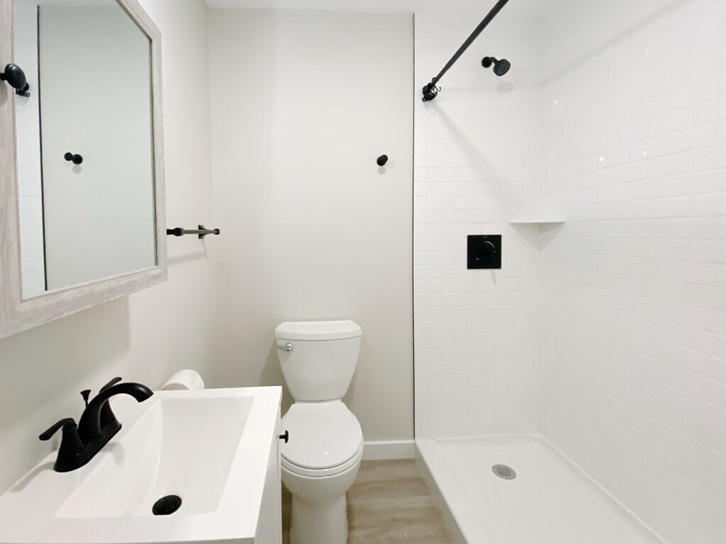 Building Photo - 186 Chelsea St