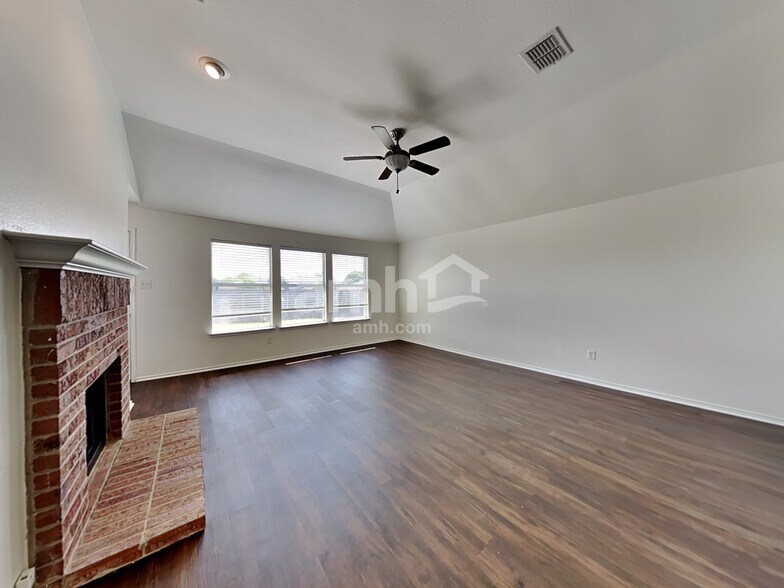 Building Photo - 617 Overton Dr