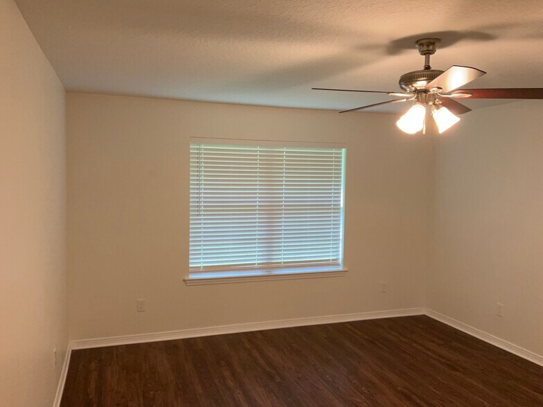 Building Photo - 3256 Silverado Cir