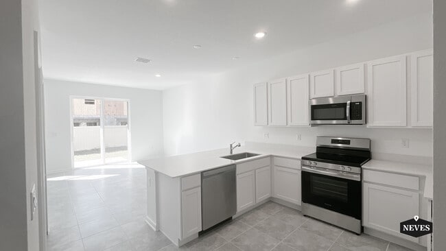 Building Photo - 2562 Skyline Lp