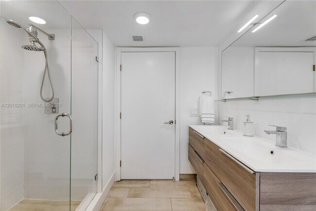Building Photo - 9261 E Bay Harbor Dr