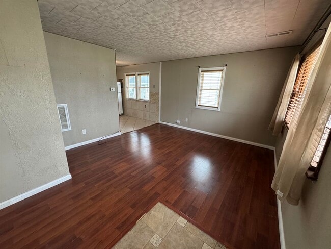 Building Photo - 1532 Vernon Ave