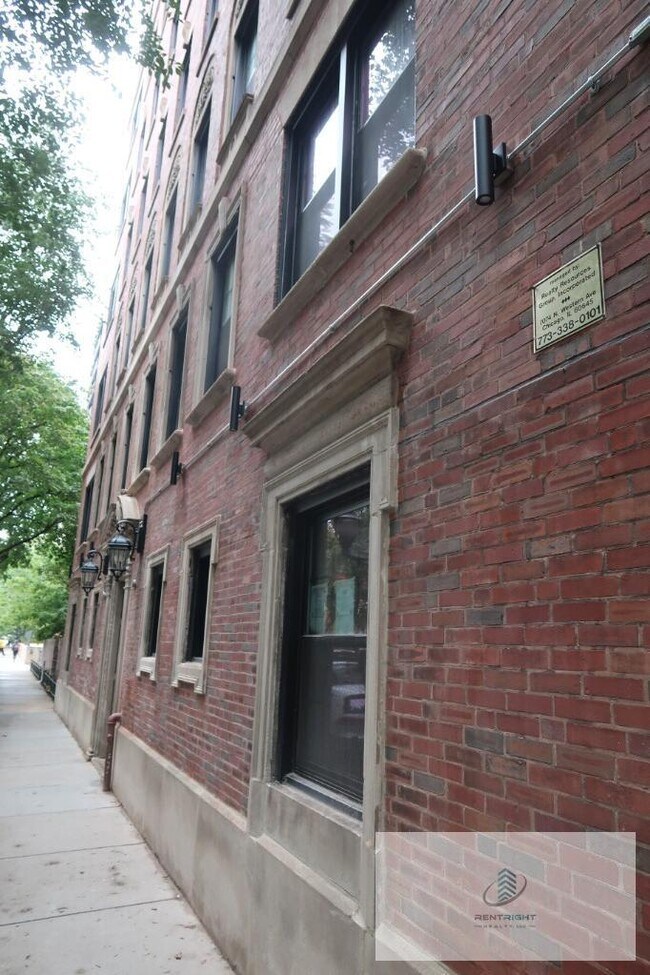 Building Photo - 426 W Briar Pl