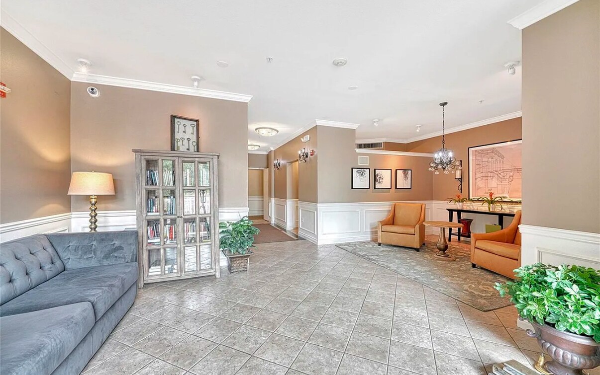 Building Photo - 2700 E Cherry Creek South Dr