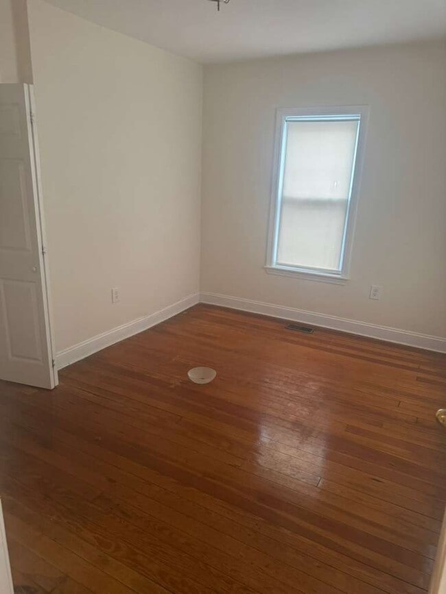 Building Photo - 293 School St