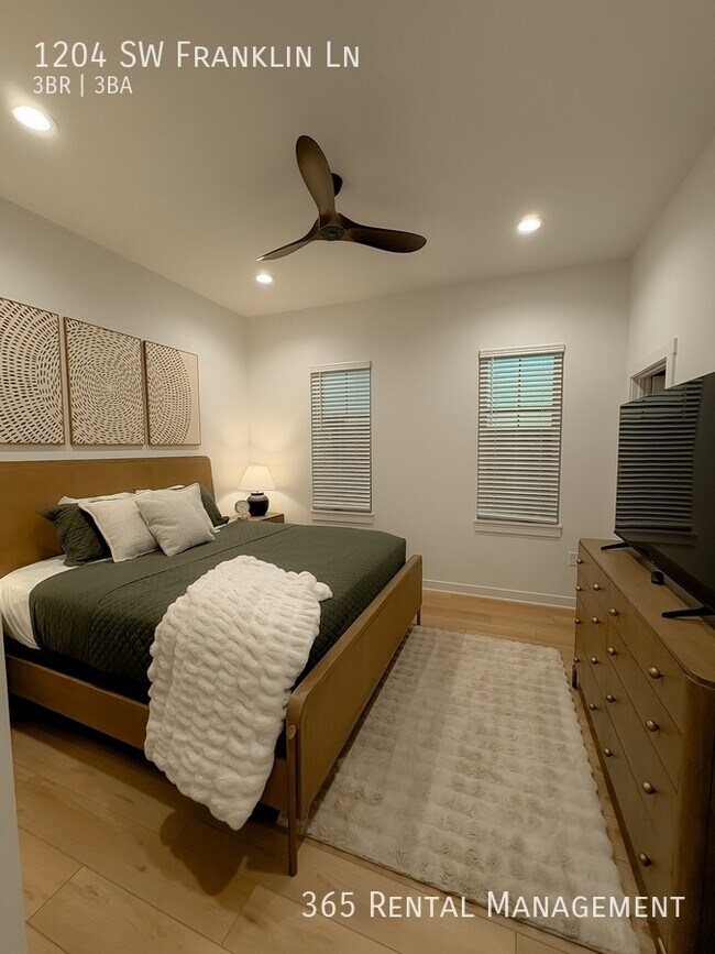 Building Photo - 1204 SW Franklin Dr