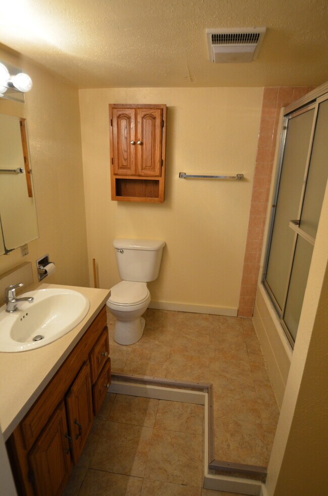 Building Photo - 1140 Shorewood Dr