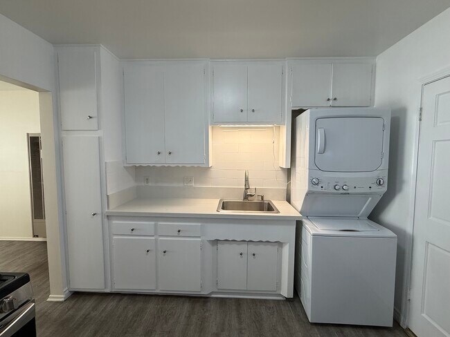 Kitchen - 140 Virginia St