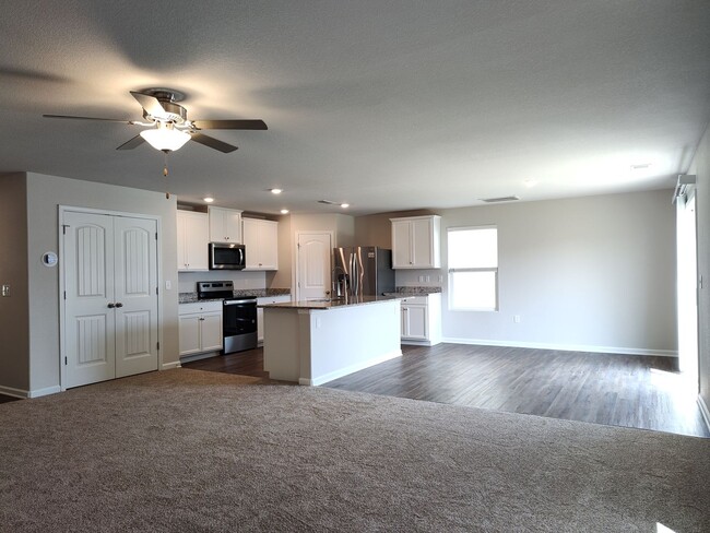 Building Photo - Beautiful, ready to move in home in Creedm...