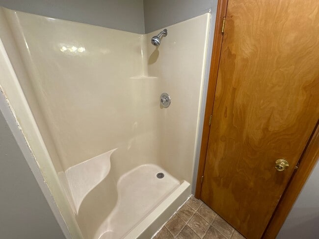 Building Photo - 2 Bedroom 2 Bathroom Duplex in Southwest Springfield! $995! Kickapoo School District!