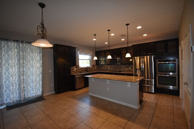 Building Photo - 4 Bed/3.5 Bath, Pool and Waterfront home, ...
