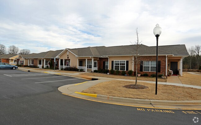 Oakland Mill Apartment Homes Lincolnton, NC Apartment