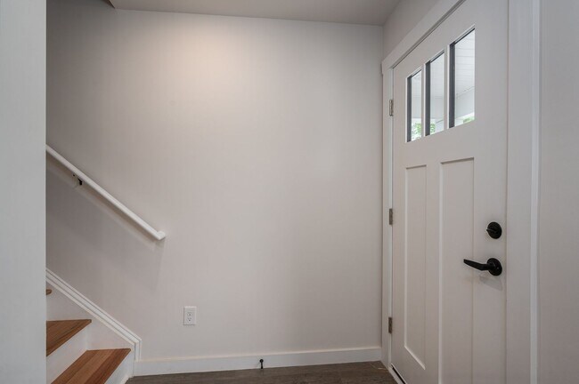 Building Photo - 818 2nd St SE