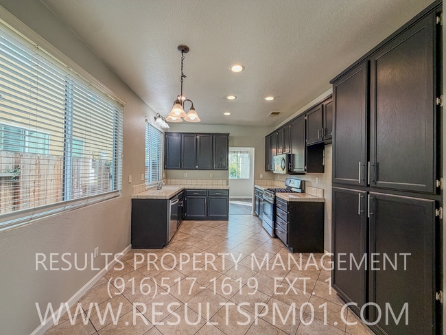 Building Photo - Lovely 4 Bedroom Home in Great Neighborhood