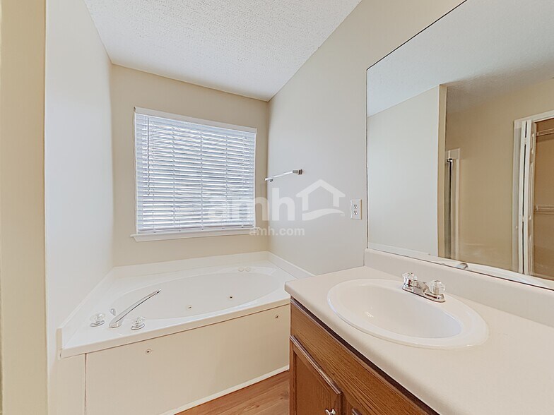 Building Photo - 7209 Cedar Forest Dr