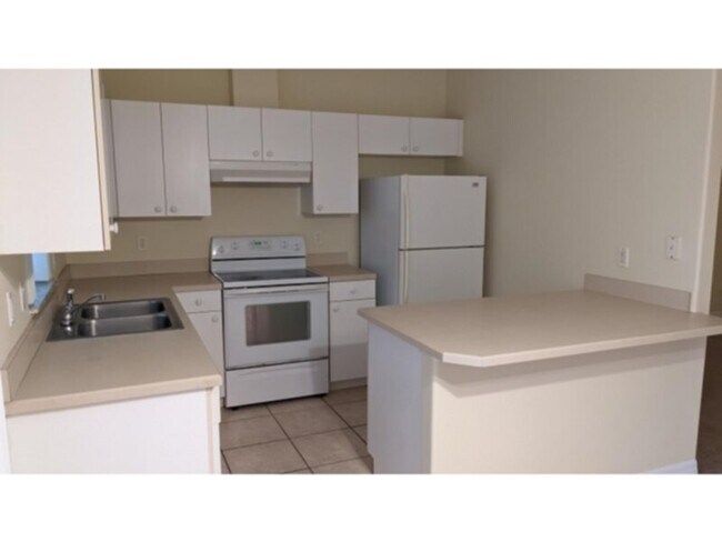 Building Photo - 3/2 duplex in Palm Coast      www.werentsu...