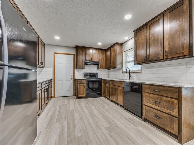 Building Photo - 412 Sundown Dr