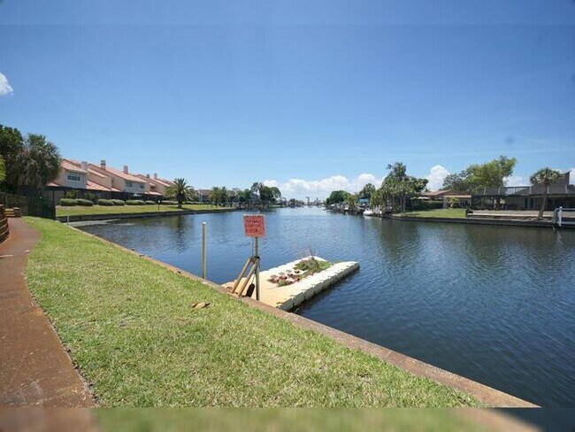 Building Photo - Waterfront 2BR Condo with Private Garage and Water Views in Tampa