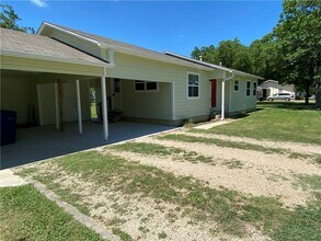 Building Photo - 102 E Live Oak St