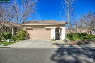 Building Photo - 5070 E Lakeshore Dr