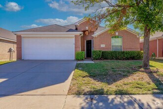 Building Photo - BEAUTIFUL BRICK 3 BEDROOM HOME WITH A BONU...