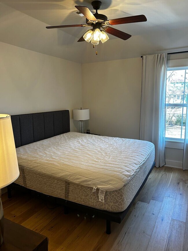 Building Photo - UNFURNISHED Beautiful Large Home Available Now on North Walnut in Fayetteville !!