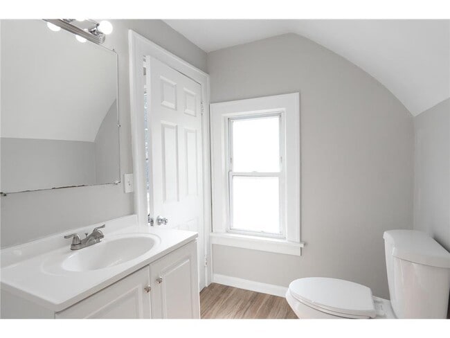 Building Photo - 188 Wyoming St E