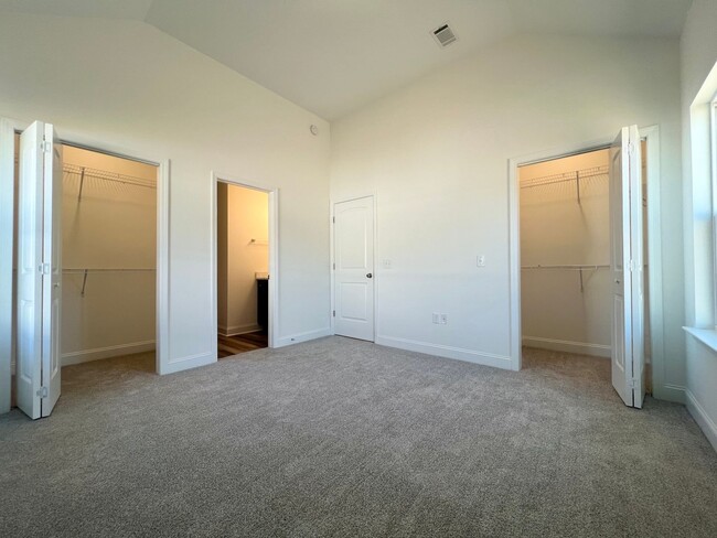 Building Photo - MOVE-IN READY [PET FRIENDLY - SMALL PETS O...