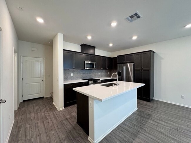 Building Photo - Spacious 3 Bedroom, 2.5 Bathroom Townhome ...