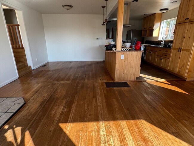 Building Photo - 3 Bed, 2 Bath in Anacortes WATER VIEW and ...